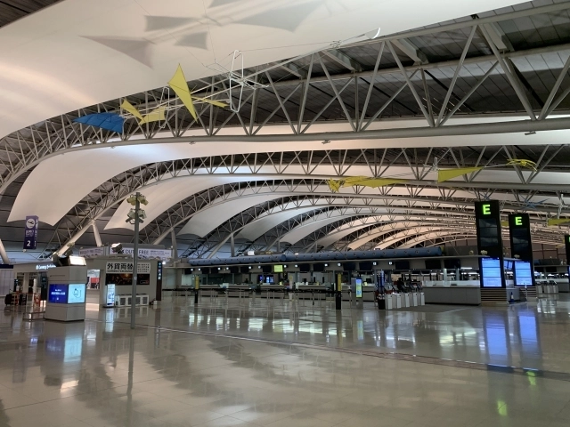 抵達 KIX 後海關查驗相當嚴格，只要行李中有屬於管制類別的物品，就有可能被要求開箱，因此在出發前掌握【哪些能帶】、【哪些不能帶】，可以避免在入境時被延誤。