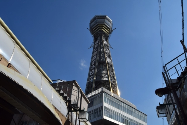 通天閣位於大阪市浪速區的新世界，是大阪最具代表性的地標之一。