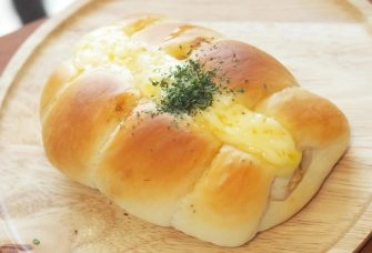 ツナマヨはみだしちくわパン(竹輪鮪魚美乃滋麵包)