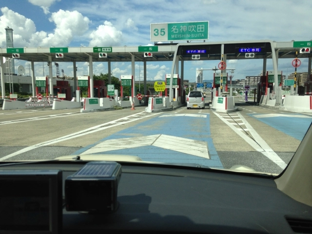 日本高速道路常見的收費閘道有分為【ETC 專用】與[一般】車道。