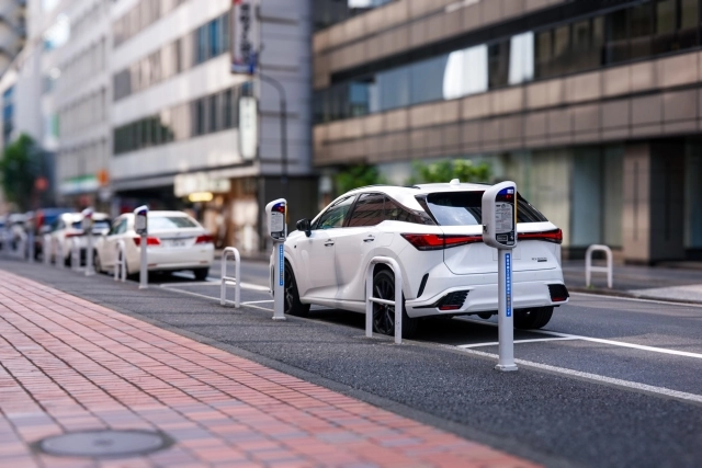 在日本自駕時，車輛原則上應停放在合法停車場，尤其是【市區】、【觀光景點】或【車站周邊】，更不建議隨意停在路邊。