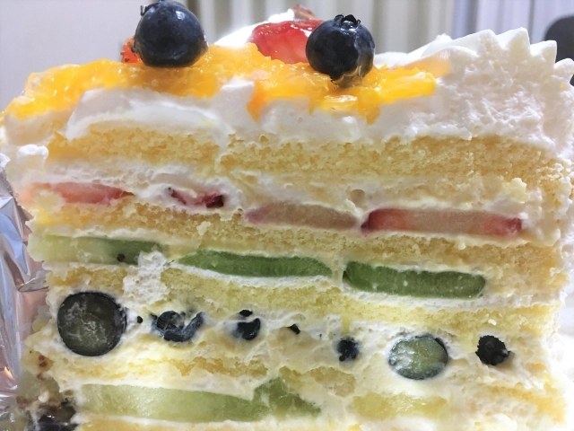 HARBS 蛋糕以【新鮮水果】、【清爽鮮奶油】、【大份量切片】為特色,款式依季節調整,價格皆為日圓未稅標示,實際供應【品項】與【價格】請以各店公告為準。