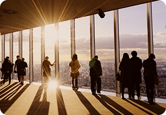 透明玻璃地板高空俯瞰體驗