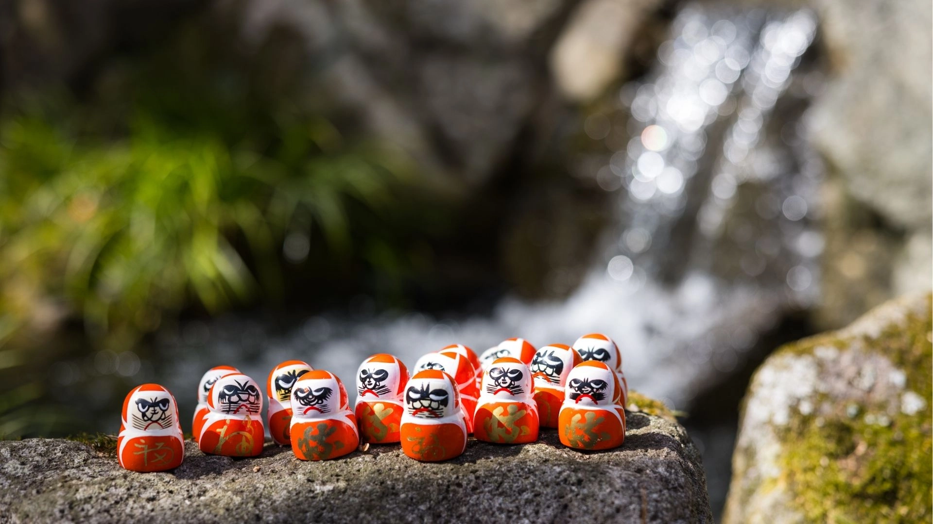 整座寺院上千尊紅色達摩藏在石階、欄杆、樹叢各個角落，走到哪都會突然冒出一尊