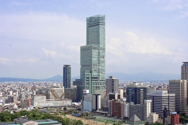如果你正在規劃大阪行程,想找一個能夠一次俯瞰整個大阪城市景色的高空景點,那麼位於天王寺的阿倍野展望台,會是許多旅客來大阪時必訪的地標之一。