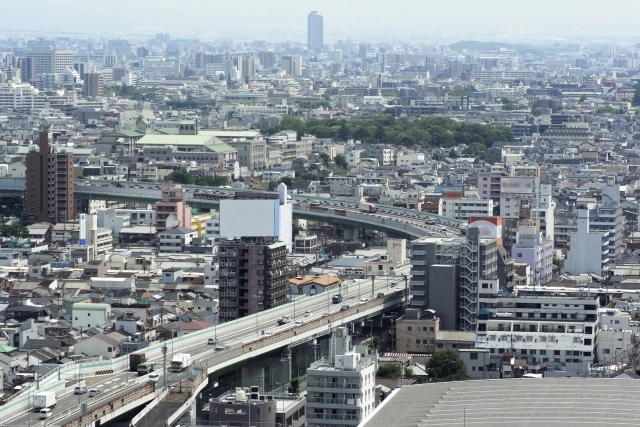 塔高約 103 公尺，內部設有【多層展望台】與【體驗設施】，【從 87.5 公尺的室內展望台】到【94.5 公尺的戶外特別展望台】，都能俯瞰大阪市區景色。