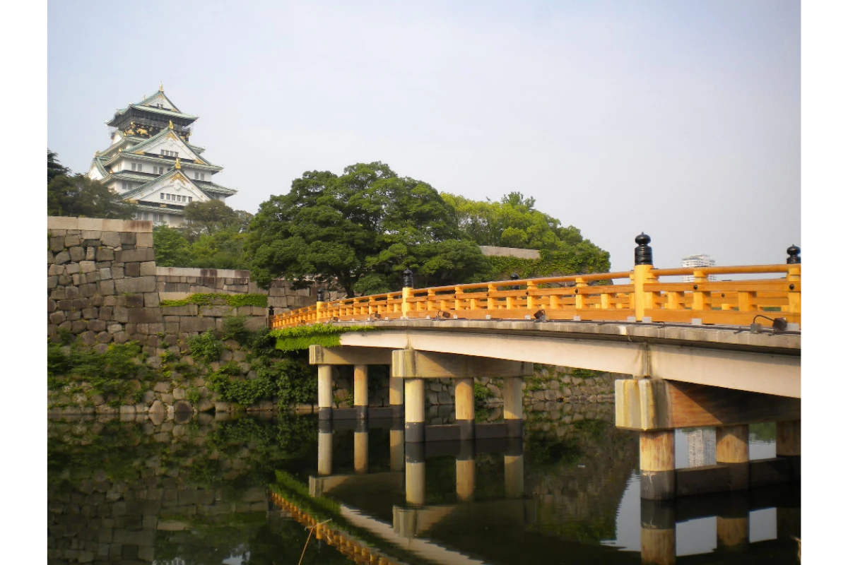 在極樂橋邊能夠拍到天守閣倒影