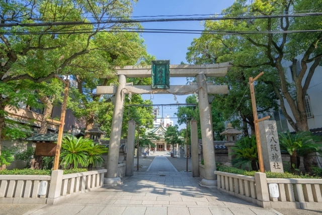 然而,只要從熱鬧的車站稍微拐進靜謐的住宅小徑,步行不到十分鐘,周遭的喧囂便會逐漸褪去,取而代之的是一種莊嚴而神祕的氣息。這裡就是大阪知名的能量場地——「難波八阪神社」。