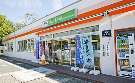 日本高速公路大多為收費道路，而且有些路段距離較長，自駕時建議先了解休息站的類型，方便安排【上廁所】、【用餐】或【加油】時間。