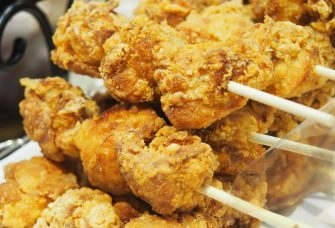 屋台の串ザンギ(炸雞串)