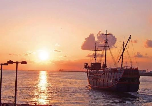 PTT 日本旅遊板有板友 8 月搭黃昏班,推薦夕陽很美,也提到入夜後甲板很冷、後段多是暗海。