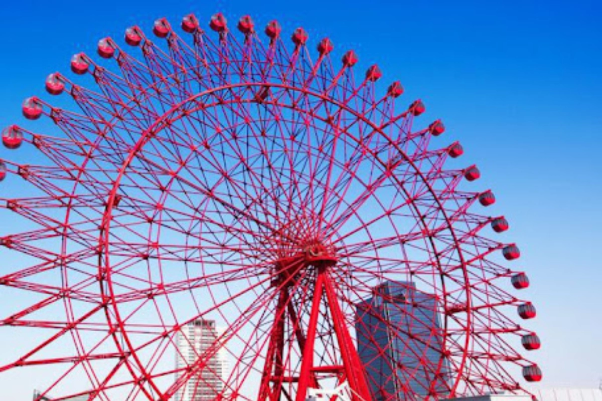 大阪梅田 HEP FIVE 紅色摩天輪，一座鮮紅色巨輪從商場建築頂部升起。