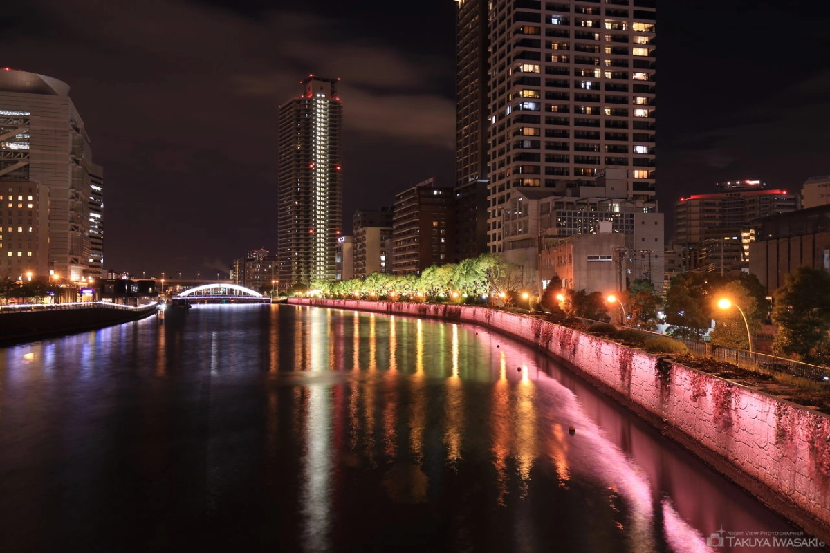 中之島河岸的夜景結合了百年復古歐式建築與現代摩天大樓，是大阪最優雅、浪漫的夜間散步勝地／圖片取自 夜景写真家・フォトグラファー 岩崎 拓哉