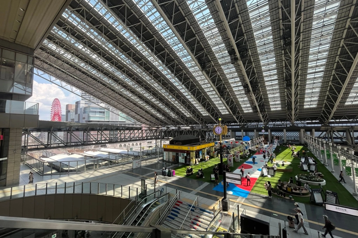大阪車站城是日本關西地區最具代表性的複合型交通樞紐與都市空間，結合了「車站 × 商業 × 都市景觀」的概念