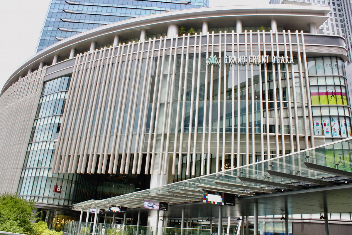 Grand Front Osaka（GRAND FRONT 大阪）是位於日本大阪梅田車站北側的超大型複合式商業設施，與 JR 大阪站設有直通空橋，交通極為便利