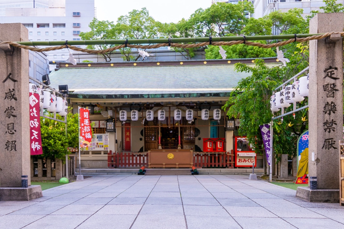 露天神社位於日本大阪梅田鬧區的著名神社，擁有超過 1,300 年的歷史