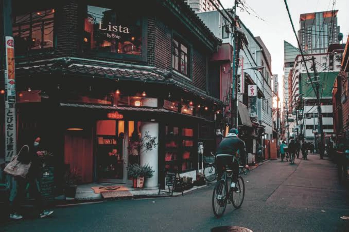 中崎町是位於日本大阪市北區的文青老屋街區，緊鄰繁華的梅田商圈