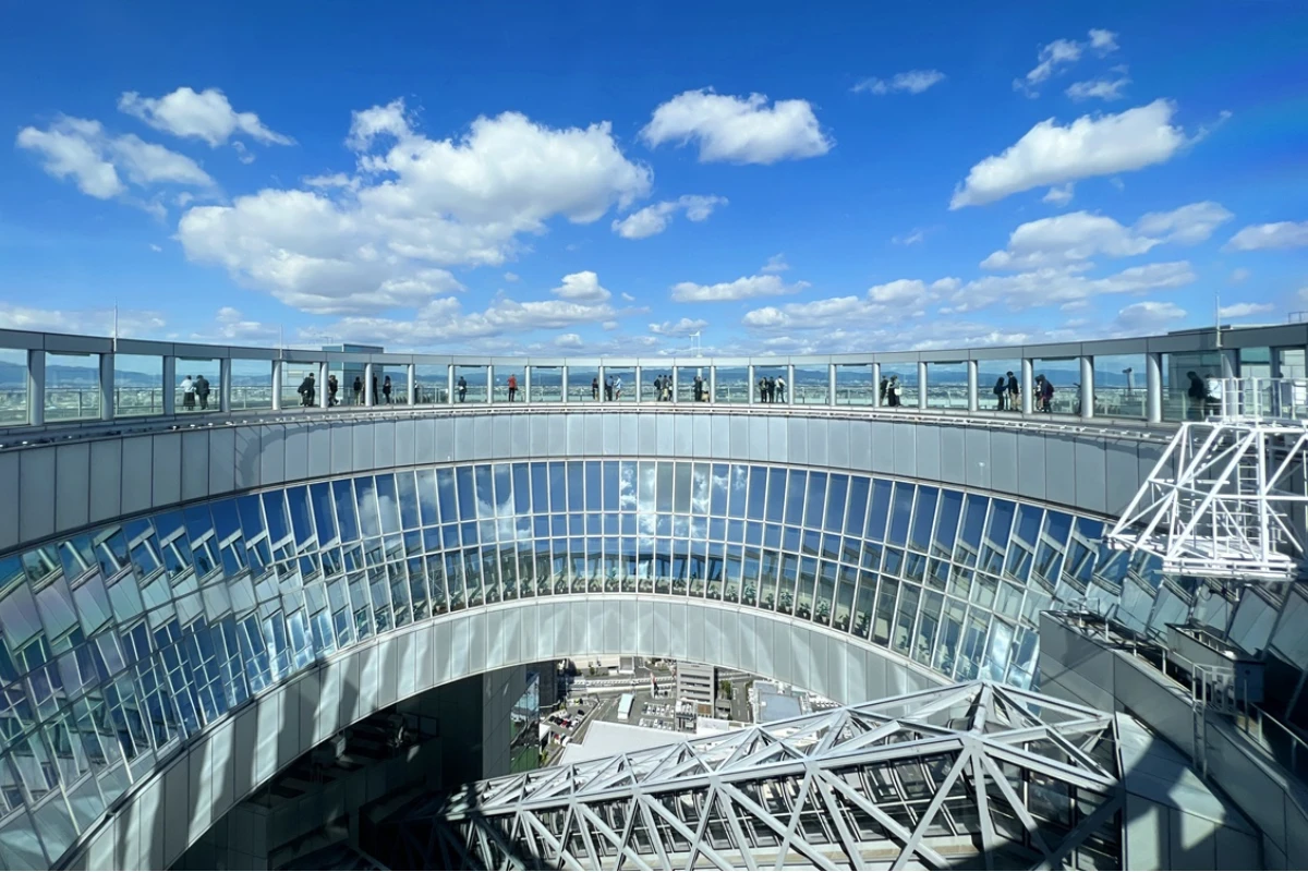 梅田藍天大廈空中庭園最具特色的是頂部以環形「空中庭園展望台」相連